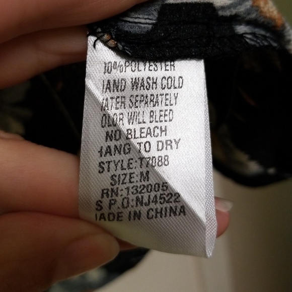 Boutique Cold Shoulder Top - Picture 5 of 7